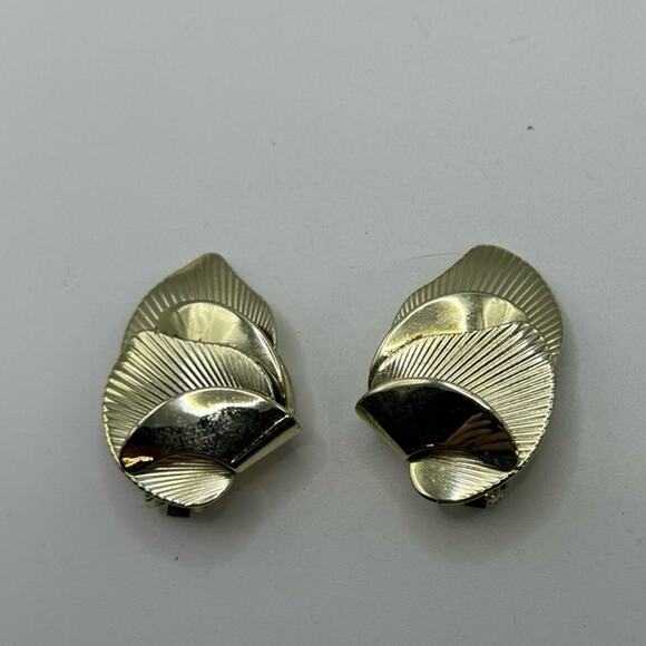 Vintage Gold Clip On Earrings - Picture 1 of 4